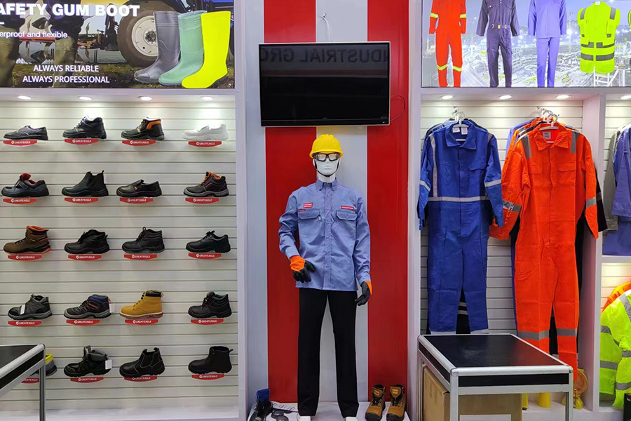 Was sind die Hauptvorteile des Tragens von PVC-Sicherheitsstiefeln in industriellen Umgebungen?